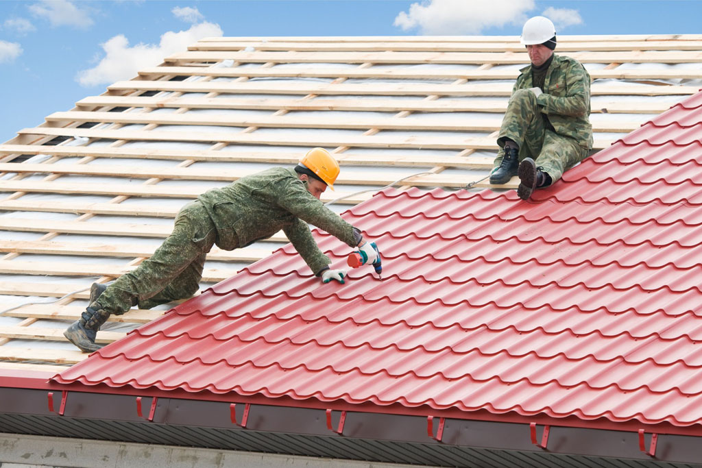 Hiring the Right Roofing Replacement Contractor: What You Need to Know